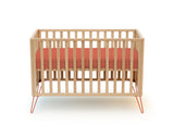 Lit bébé en bois avec pieds en acier terracotta, 60 x 120 cm - Jurababy