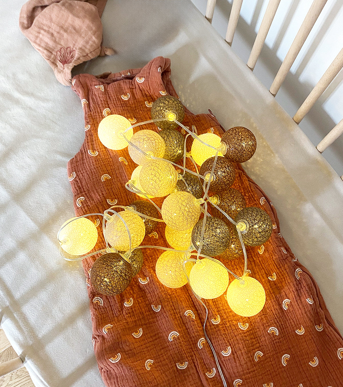 Guirlande lumineuse 24 boules de coton (marron) - Éclairage décoratif intérieur