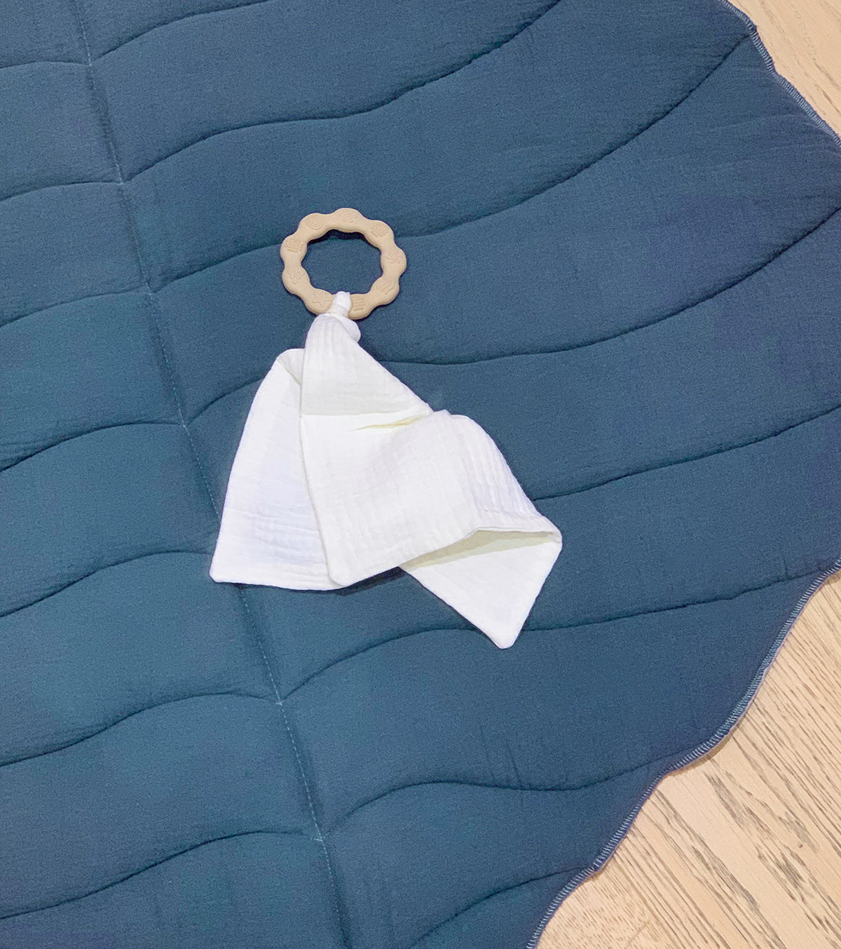 Anneau de dentition gris et son lange bleu gris