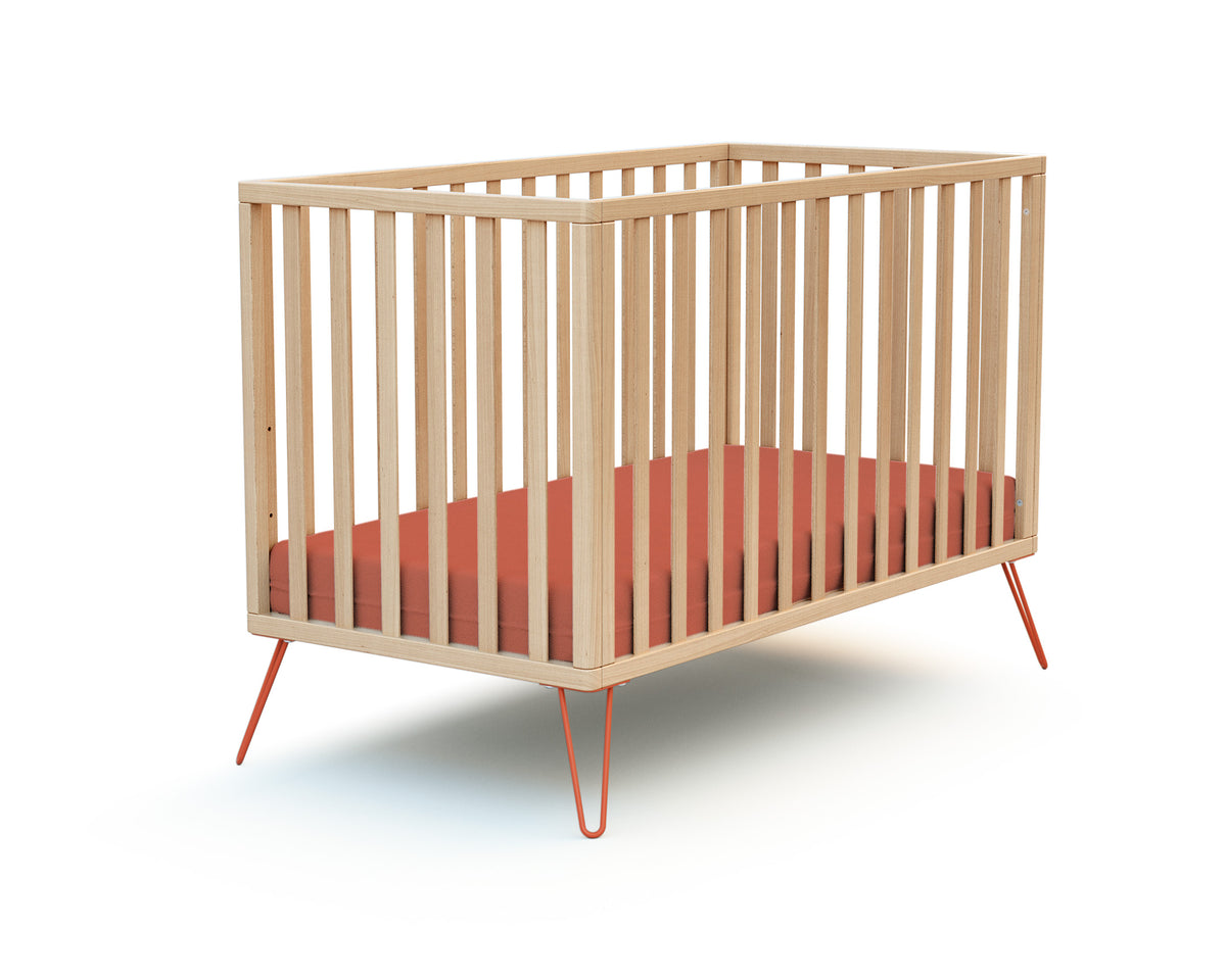 Lit bébé en bois avec pieds en acier terracotta, 60 x 120 cm - Jurababy