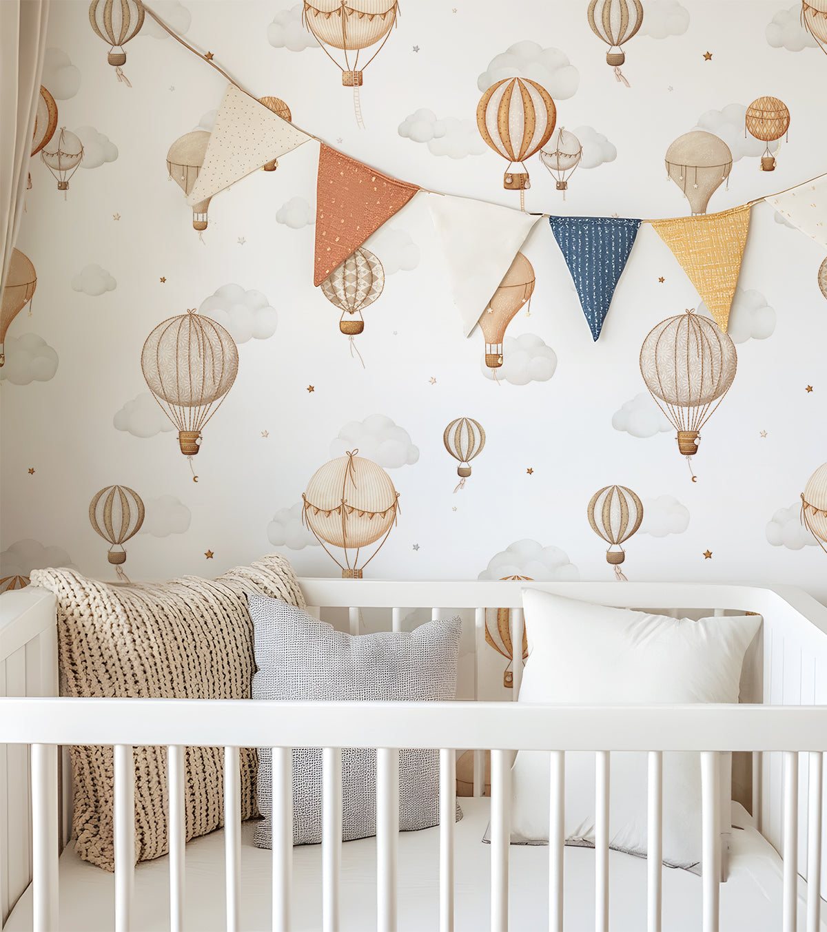 CLOUDY TALES - Papier peint enfant - Motif montgolfières
